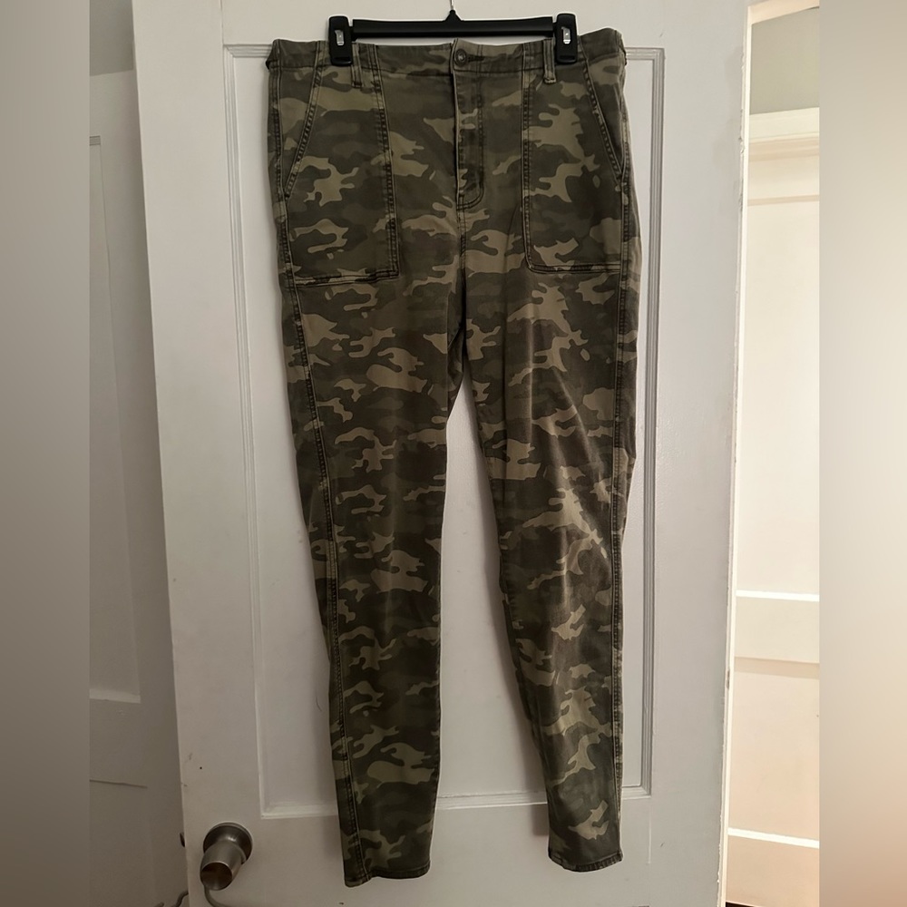 Women’s American Eagle 14 Long/Tall Camo Jeans